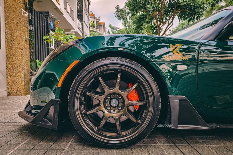 Cả hai đều có ốp viền sơn đen tạo điểm nhấn. Nắp ca-pô có khe thoát gió giúp cải thiện tính khí động học. Lotus Elise S2 được trang bị bộ mâm Work đa chấu tạo hình kim cương có kích thước 16 inch, đi kèm cùm phanh được sơn đỏ nổi bật.