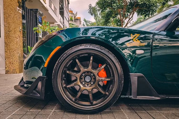 Cả hai đều có ốp viền sơn đen tạo điểm nhấn. Nắp ca-pô có khe thoát gió giúp cải thiện tính khí động học. Lotus Elise S2 được trang bị bộ mâm Work đa chấu tạo hình kim cương có kích thước 16 inch, đi kèm cùm phanh được sơn đỏ nổi bật.