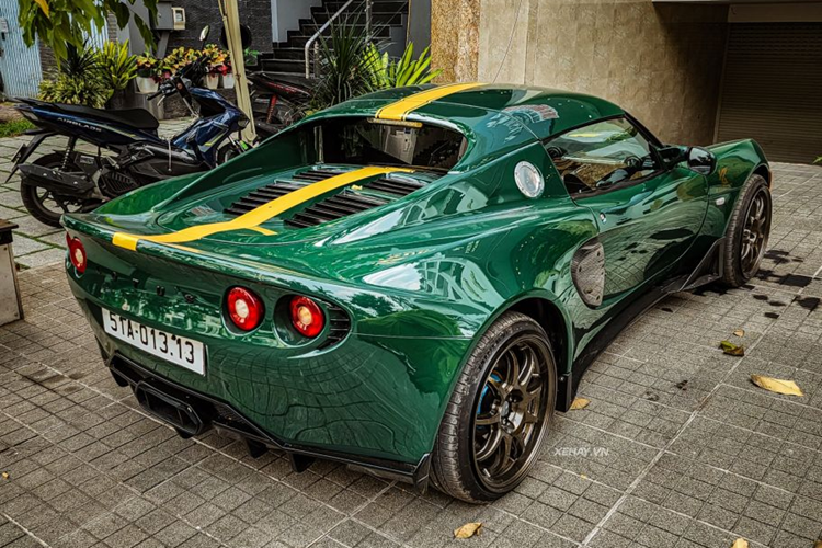 Đặc biệt, phần mui của Elise có thể tháo rời hoặc lắp lại bằng tay, biến chiếc xe từ một mẫu coupe thể thao thành chiếc mui trần grand sport.