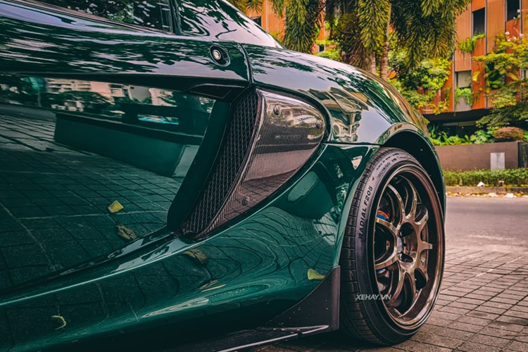 Theo đó, chiếc xe trong bài ban đầu có màu vàng nguyên bản. Sau khi “qua tay” tập đoàn Novaland, chiếc xe được đổi sang màu trắng sữa. Ở thời điểm hiện tại, chiếc xe đã tiếp tục được chuyển giao cho chủ mới và khoác lên mình màu áo xanh British Racing đậm chất Anh Quốc, đi cùng dải tem màu vàng lạ mắt.