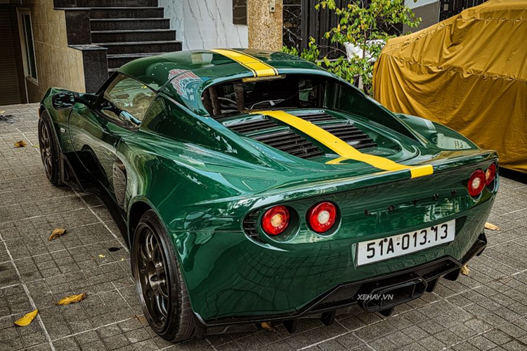 Nhờ hệ thống treo, khung sườn chắc chắn và thân xe nhẹ, Elise có thể đạt tốc độ tối đa lên đến 240 km/h. Một số biến thể khác của dòng xe này sử dụng động cơ 2.0 lít turbo, công suất lên tới 218 mã lực. Mức giá xe Lotus Elise S2 độc nhất Việt Nam từng được rao bán 1,5 tỷ đồng.