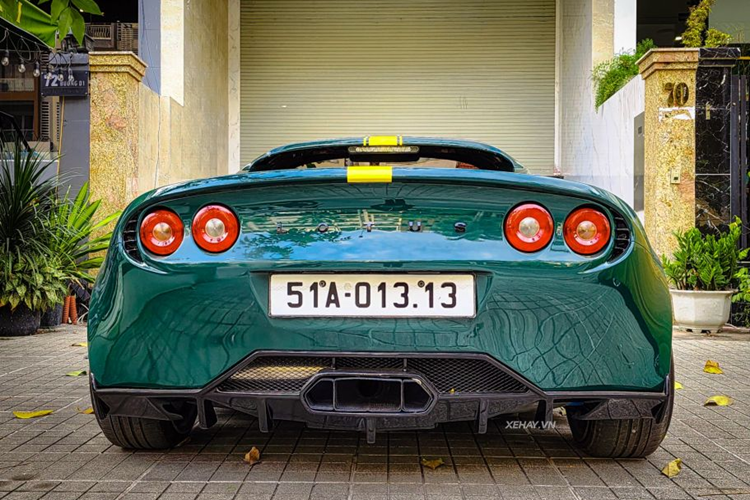 Cung cấp sức mạnh cho Lotus Elise S2 là động cơ 4 xy-lanh, có dung tích 1.8 lít của Toyota. Khối động cơ này sản sinh công suất tối đa 190 mã lực và mô men xoắn cực đại đạt mức 181 Nm.