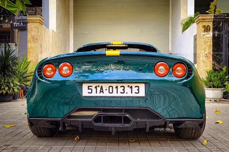 Cung cấp sức mạnh cho Lotus Elise S2 là động cơ 4 xy-lanh, có dung tích 1.8 lít của Toyota. Khối động cơ này sản sinh công suất tối đa 190 mã lực và mô men xoắn cực đại đạt mức 181 Nm.