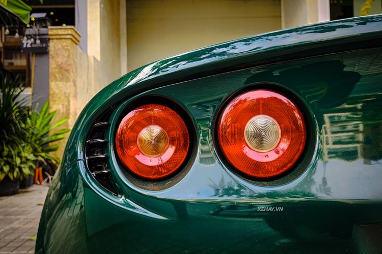 Ngoài ra, xe còn được chủ nhân mới gắn thêm lip trước nhằm tăng thêm sự hầm hố. Phía đuôi xe có cụm đèn hậu tròn kép, tên của thương hiệu Lotus Cars đặt cách điệu ở vị trí trung tâm. Phía dưới là cụm ống xả thể thao và bộ khuếch tán bằng sợi carbon.