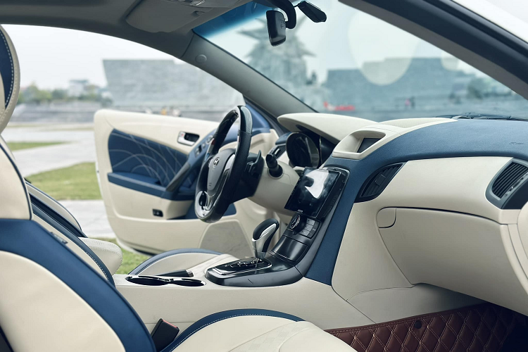 Dù vậy, showroom thì cam kết bao đăng kiểm cho người mua nhưng các chủ xe độ khi bán lại cho các garage đều bị ép giá nếu không giữ lại đồ "zin". Chủ nhân một chiếc Toyota Camry 2010 độ bản 2022 cho biết thương lái bớt của mình 60 triệu đồng vì không có đồ nguyên bản theo xe, dù biết bị ép nhưng cũng phải bán đi vì đây là con số hợp lý nhất so với các tay cò còn lại.