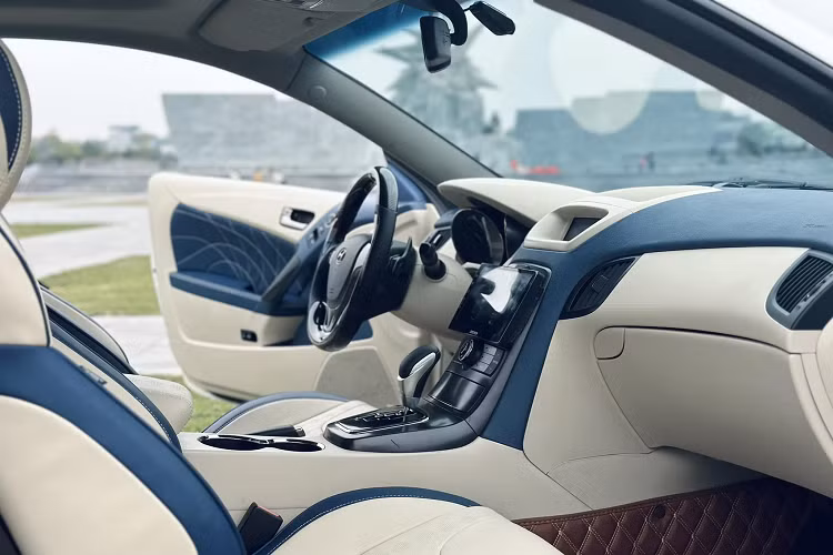 Dù vậy, showroom thì cam kết bao đăng kiểm cho người mua nhưng các chủ xe độ khi bán lại cho các garage đều bị ép giá nếu không giữ lại đồ "zin". Chủ nhân một chiếc Toyota Camry 2010 độ bản 2022 cho biết thương lái bớt của mình 60 triệu đồng vì không có đồ nguyên bản theo xe, dù biết bị ép nhưng cũng phải bán đi vì đây là con số hợp lý nhất so với các tay cò còn lại.