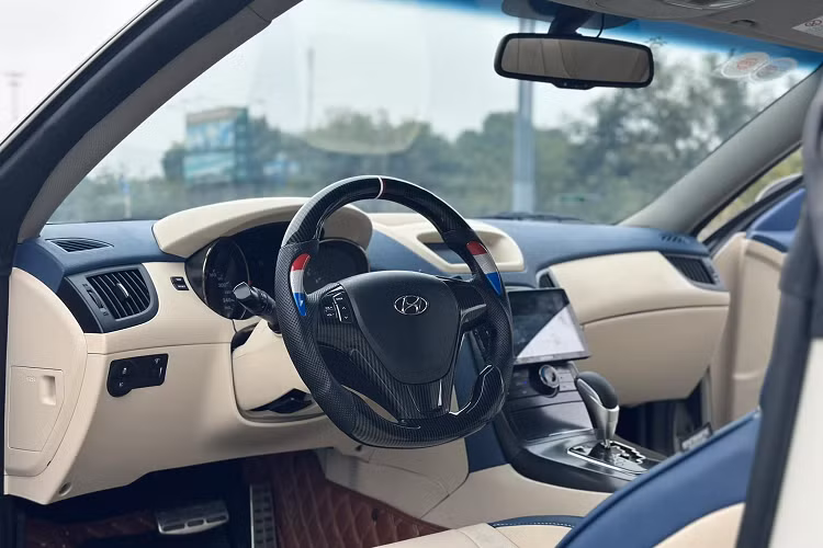 Dưới bình luận, không ít người tò mò làm sao có thể đăng kiểm được các xe độ, khách mua về rồi vài tháng sau hết đăng kiểm, showroom từ chối làm giúp thì biết kêu ai, đáp lại, người bán cho rằng mình làm ăn lâu dài, các xe trên đều có đồ "zin" kèm theo nên việc đăng kiểm sau này không phải lo.