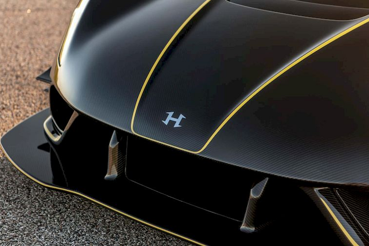 Tuy nhiên, điểm nhấn lớn nhất của Venom F5 Revolution Roadster là cánh lướt gió khổng lồ được lắp ở phía sau. Tương tự cản trước, phần cản sau của xe cũng được thiết kế với các khe chia gió nhằm tăng lực ép xuống mặt đường.