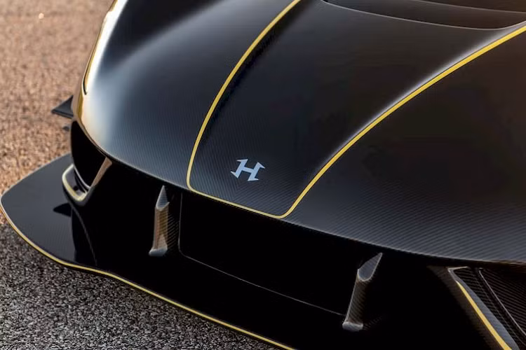 Tuy nhiên, điểm nhấn lớn nhất của Venom F5 Revolution Roadster là cánh lướt gió khổng lồ được lắp ở phía sau. Tương tự cản trước, phần cản sau của xe cũng được thiết kế với các khe chia gió nhằm tăng lực ép xuống mặt đường.