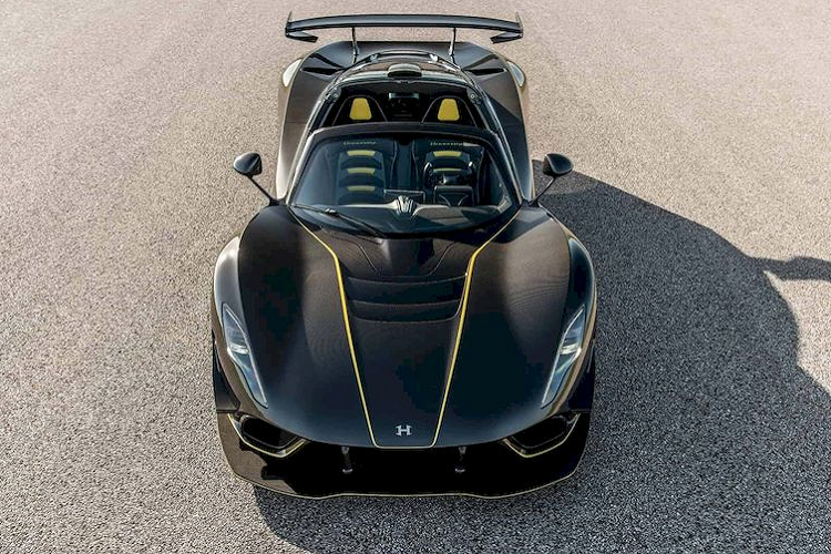 Venom F5 Revolution Roadster vẫn sử dụng động cơ Fury 6,6 lít V8 tăng áp kép từ biến thể coupe, với công suất 1.817 mã lực và mô-men xoắn 1.617 Nm. Sức mạnh truyền tải thông qua hộp số ly hợp 7 cấp và hệ dẫn động cầu sau. Hennessey không công bố thời gian tăng tốc 0-100 km/h, nhưng hãng cho biết tốc độ tối đa của xe sẽ vượt quá 482 km/h.
