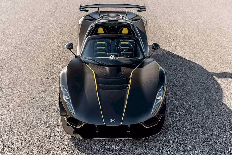 Venom F5 Revolution Roadster vẫn sử dụng động cơ Fury 6,6 lít V8 tăng áp kép từ biến thể coupe, với công suất 1.817 mã lực và mô-men xoắn 1.617 Nm. Sức mạnh truyền tải thông qua hộp số ly hợp 7 cấp và hệ dẫn động cầu sau. Hennessey không công bố thời gian tăng tốc 0-100 km/h, nhưng hãng cho biết tốc độ tối đa của xe sẽ vượt quá 482 km/h.
