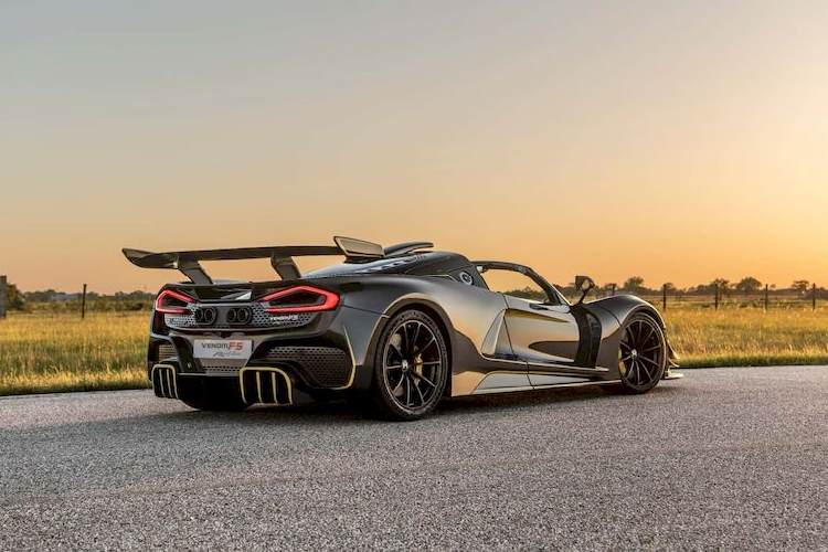 Phần mái của Venom F5 Revolution Roadster được thiết kế lại với tấm mui có thể tháo rời làm từ sợi carbon, có khối lượng chỉ 8kg, bên trong lót bằng vải Alcantara.
