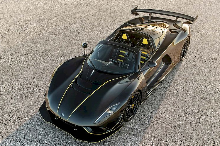 Siêu xe HennesseyVenom F5 Revolution Roadster được đánh giá là phiên bản nâng cấp của Venom F5 Roadster với những sửa đổi quan trọng về mặt khí động học. Cụ thể, xe được trang bị bộ chia gió lớn hơn kết hợp với hai cánh gió phụ ở hai bên vòm bánh xe phía trước. Bên cạnh đó, phần mui xe cũng được thiết kế lại với hai hốc gió cỡ lớn nhằm tăng khả năng làm mát cho động cơ.