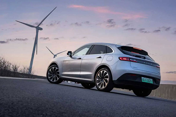 Hệ dẫn động bốn bánh cho công suất 489 mã lực và 675 Nm, đồng thời xe chỉ mất 4,4 giây để tăng tốc từ 0 – 100 km/h. Hệ dẫn động cầu sau cho công suất 268 mã lực và 360 Nm, mất 7,1 giây để tăng tốc từ 0 – 100 km/h.