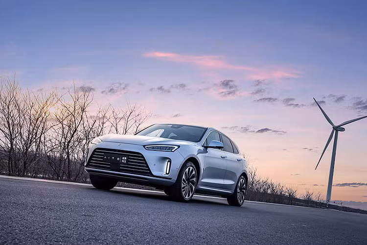 Dung lượng bộ pin của AITO M5 2023 là 40 kWh, mang lại cho nó phạm vi hành trình CLTC là 260 km. Phạm vi hành trình toàn diện của CLTC có thể đạt tới 1.455 km với bình xăng đầy và pin sạc đầy. Mức tiêu hao nhiên liệu của xe 4,87 lít/100km.