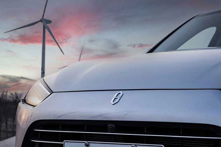 Aito cũng tuyên bố rằng chiếc xe mới đạt tiêu chuẩn với Huawei DATS (Hệ thống mô-men xoắn thích ứng động) để kiểm soát sự rung lắc theo chiều ngang và dọc của thân xe thông qua mô-men xoắn phân bổ. Về ngoại hình, mặt trước có cụm đèn pha LED thấu kính kép, logo thương hiệu Aito ở đuôi xe có thể phát sáng, bên hông có tay nắm cửa dạng bật.