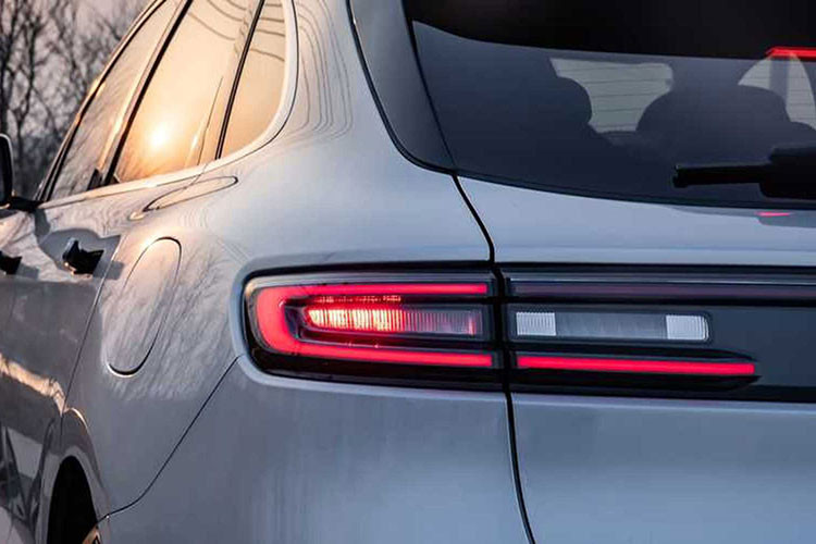 Aito M5 2023 được nâng cấp về ngoại hình, nội thất và cấu hình sức mạnh so với M5 hiện tại. Phiên bản tiêu chuẩn của Aito M5 2023 có 6 màu ngoại thất và được trang bị hệ thống hỗ trợ lái xe tiên tiến cấp độ 2 được hỗ trợ bởi 3 radar sóng milimet, 12 radar siêu âm và 5 camera, để thực hiện phanh khẩn cấp tự động, hỗ trợ giữ làn đường, hỗ trợ đỗ xe từ xa, và kiểm soát hành trình thích ứng.