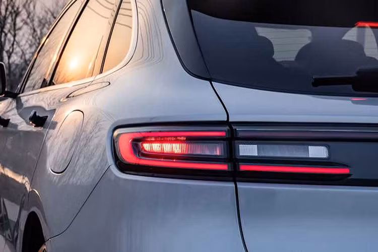 Aito M5 2023 được nâng cấp về ngoại hình, nội thất và cấu hình sức mạnh so với M5 hiện tại. Phiên bản tiêu chuẩn của Aito M5 2023 có 6 màu ngoại thất và được trang bị hệ thống hỗ trợ lái xe tiên tiến cấp độ 2 được hỗ trợ bởi 3 radar sóng milimet, 12 radar siêu âm và 5 camera, để thực hiện phanh khẩn cấp tự động, hỗ trợ giữ làn đường, hỗ trợ đỗ xe từ xa, và kiểm soát hành trình thích ứng.