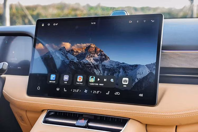 Ngoài ra, hành khách ở hàng ghế sau có thể sử dụng máy tính bảng treo ở mặt sau của hàng ghế trước. Giao diện Huawei MagLink TM cho phép liên kết nhiều thiết bị và chia sẻ nội dung bên trong ôtô. Ví dụ, cha hoặc mẹ ngồi ở hàng ghế đầu có thể kiểm soát nội dung của máy tính bảng mà trẻ xem trên máy tính bảng còn lại.