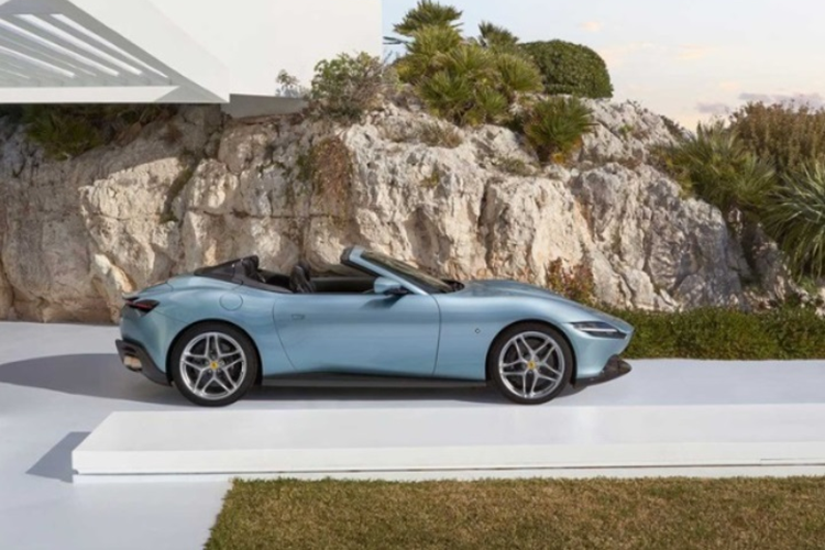 Là Ferrari Roma Spider bản mui trần nhưng hãng xe nước Ý không trang bị mui cứng 2 mảnh dạng xếp như “đàn anh” SF90 Spider. Thay vào đó, Ferrari đã sử dụng mui mềm bằng vải để tối ưu trọng lượng cho xe. Phần mui mềm bằng vải 5 lớp của Roma Spider 2024 có thể đóng/mở trong 13,5 giây ở tốc độ dưới 60 km/h.