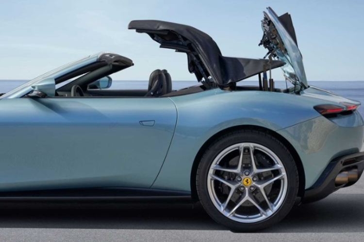 Bên cạnh đó, nếu người dùng phía sau muốn hạ mui xuống, thì chỉ cần ấn vào bộ điều hướng gió đặc biệt, tích hợp trên tựa lưng của hàng ghế. Trong khi các mẫu xe thể thao siêu tốc độ của Ferrari đang có xu hướng thiết kế hiện đại hóa thì Ferrari Roma Spider lại ngược lại.