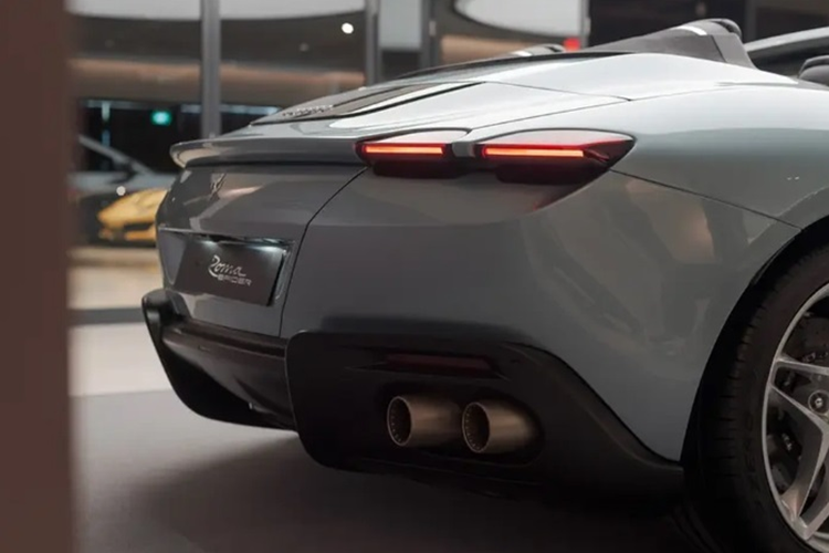 Ngoài ra, xe còn có tùy chọn màn hình cho hành khách 8.8 inch sẽ hiển thị các thông tin quen thuộc như thông số vận hành, định vị… cũng như cho phép điều chỉnh các tính năng điều hòa và giải trí.