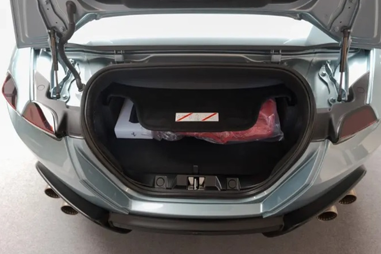 Xe vẫn sở hữu hàng loạt các trang bị tiện ích như: bảng đồng hồ kỹ thuật số 16 inch, màn hình trung tâm đặt dọc 8.4 inch.