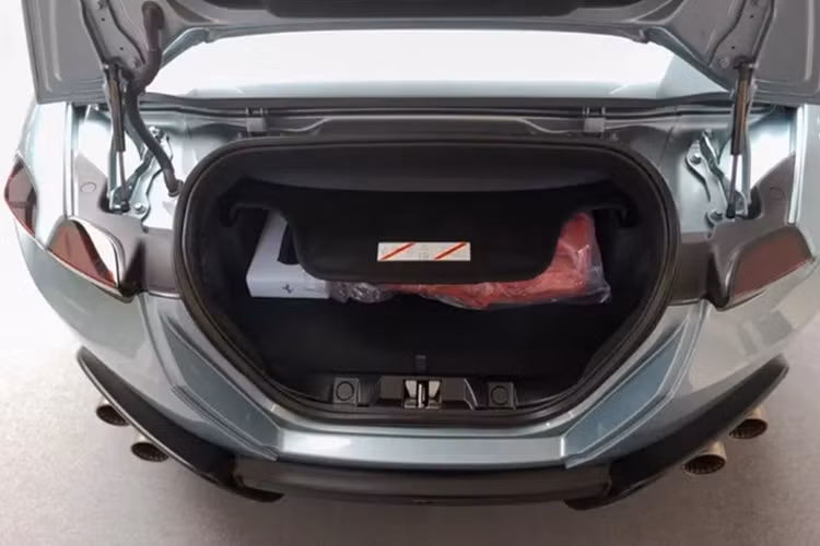 Xe vẫn sở hữu hàng loạt các trang bị tiện ích như: bảng đồng hồ kỹ thuật số 16 inch, màn hình trung tâm đặt dọc 8.4 inch.