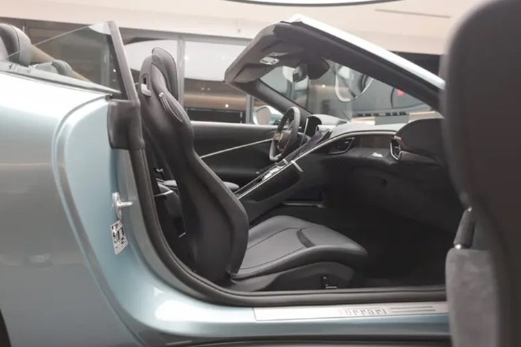 Bệ trung tâm được thiết kế thuôn dốc về sau giúp cho người dùng có cảm giác như ngồi trên một phi thuyền tương lai. Bên cạnh đó, khách hàng có thể bổ sung tùy chọn sưởi ấm cổ với ghế thể thao điều khiển điện 18 hướng.