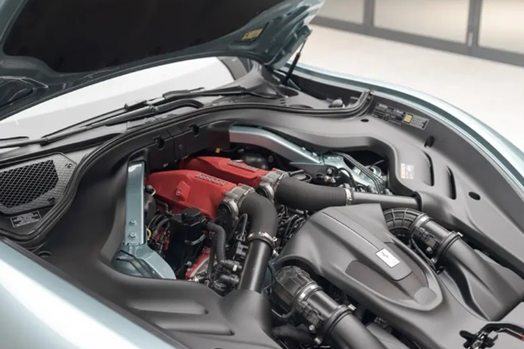 Cỗ máy này sản sinh công suất tối đa 612 mã lực tại 7.500 vòng/phút cùng 760 Nm mô-men xoắn cực đại. Sức mạnh được truyền đến bánh sau thông qua hộp số ly hợp kép 8 cấp, giúp khả năng tăng tốc 0-100 km/h của xe giảm còn 3,4 giây do trọng lượng tăng thêm 83,9 kg bởi cơ cấu mui mềm và mô-tơ điện.