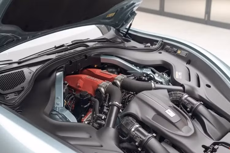 Cỗ máy này sản sinh công suất tối đa 612 mã lực tại 7.500 vòng/phút cùng 760 Nm mô-men xoắn cực đại. Sức mạnh được truyền đến bánh sau thông qua hộp số ly hợp kép 8 cấp, giúp khả năng tăng tốc 0-100 km/h của xe giảm còn 3,4 giây do trọng lượng tăng thêm 83,9 kg bởi cơ cấu mui mềm và mô-tơ điện.