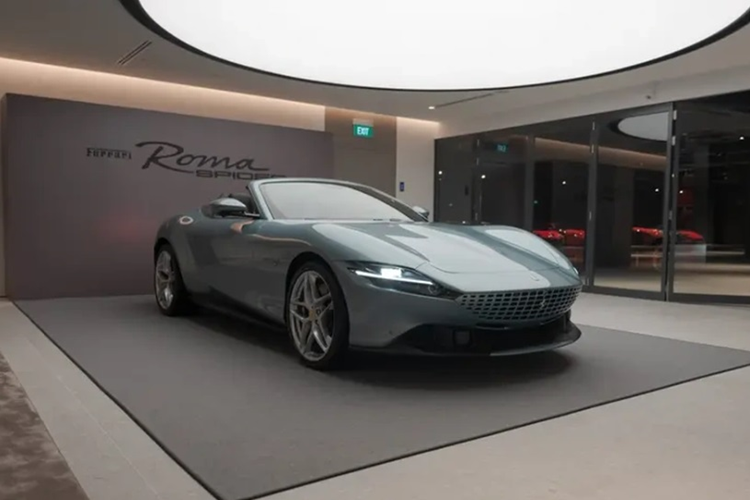 Theo đó, giá sau thuế của Ferrari Roma Spider 2024 mới là khoảng hơn 1,2 tỷ USD (tương đương khoảng 30 tỷ đồng). Tương tự bản Coupe, nằm dưới nắp ca-pô của chiếc Ferrari Roma Spider 2024 vẫn là động cơ V8 tăng áp kép, dung tích 3,8 lít.