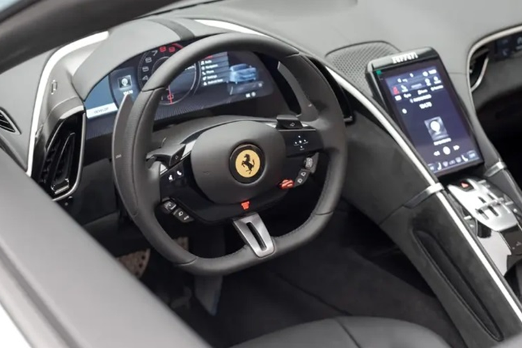 Xe được áp dụng ngôn ngữ thiết kế mang đậm chất cổ điển, với những đường cong mềm mại uyển chuyển. Siêu xe Ferrari Roma Spider được trang bị bộ mâm có kích cỡ 20-inch đi kèm với lốp trước 245/35ZR20 và lốp sau 285/35ZR20. Đĩa phanh trước 390 mm và đĩa phanh sau 360 mm.