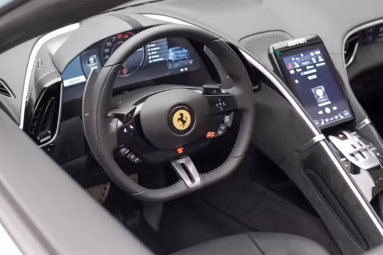 Xe được áp dụng ngôn ngữ thiết kế mang đậm chất cổ điển, với những đường cong mềm mại uyển chuyển. Siêu xe Ferrari Roma Spider được trang bị bộ mâm có kích cỡ 20-inch đi kèm với lốp trước 245/35ZR20 và lốp sau 285/35ZR20. Đĩa phanh trước 390 mm và đĩa phanh sau 360 mm.