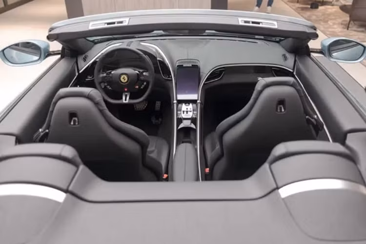 Về nội thất, khoang cabin của Roma Spider không có nhiều sự thay đổi so với bản Coupe. Vô-lăng vẫn sử dụng nút bấm cảm ứng, nhưng hãng xe nước Ý đã làm mới bằng nút đề nổ Start/Stop màu đỏ giúp người lái dễ nhận ra hơn.