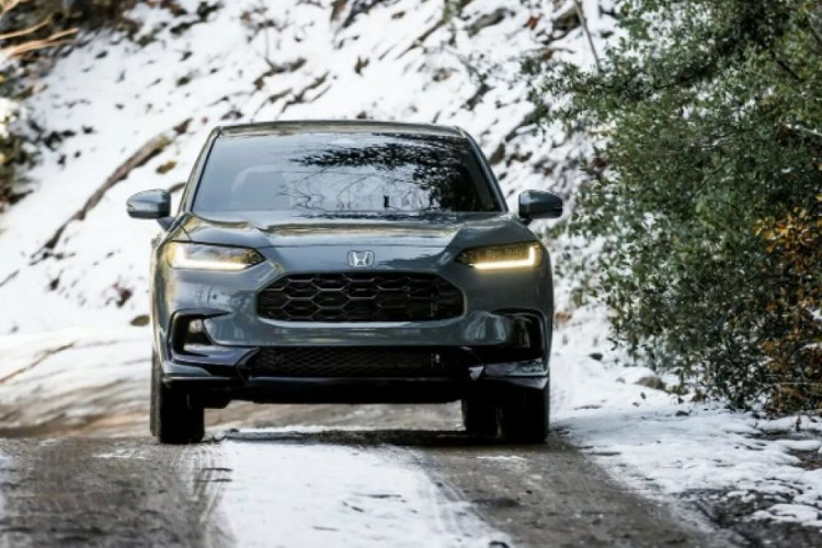 Ở phiên bản Sport, xe được trang bị bộ mâm 18 inch màu đen. Nhiều chi tiết ở ngoại thất cũng được sơn đen cá tính. Về nội thất, ở bản này, vô lăng trên xe sẽ được bọc da cao cấp, ghế có thêm tính năng sưởi và hệ thống âm thanh 6 loa.