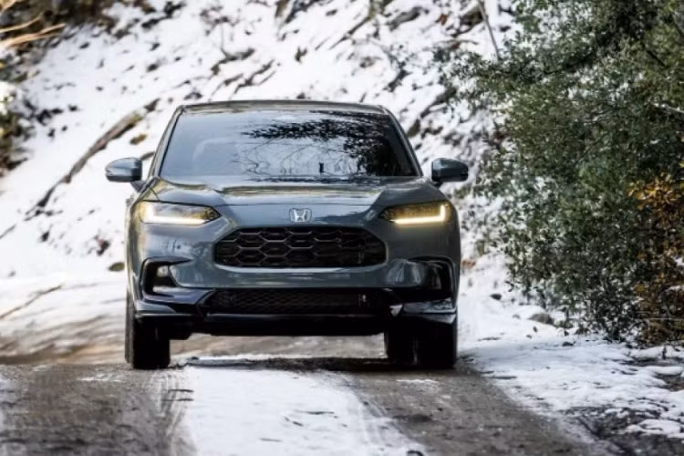 Ở phiên bản Sport, xe được trang bị bộ mâm 18 inch màu đen. Nhiều chi tiết ở ngoại thất cũng được sơn đen cá tính. Về nội thất, ở bản này, vô lăng trên xe sẽ được bọc da cao cấp, ghế có thêm tính năng sưởi và hệ thống âm thanh 6 loa.