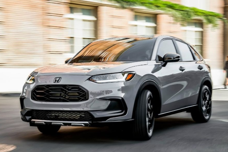 Ngay từ phiên bản tiêu chuẩn, Honda HR-V 2024 đã được trang bị hệ thống hỗ trợ người lái Honda Sensing bao gồm: kiểm soát hành trình thích ứng, đèn pha tự động, cảnh báo va chạm phía trước, cảnh báo chệch làn đường, hỗ trợ giữ làn đường, nhận diện biển báo giao thông, phanh giảm thiểu va chạm và giảm thiểu chệch làn đường.