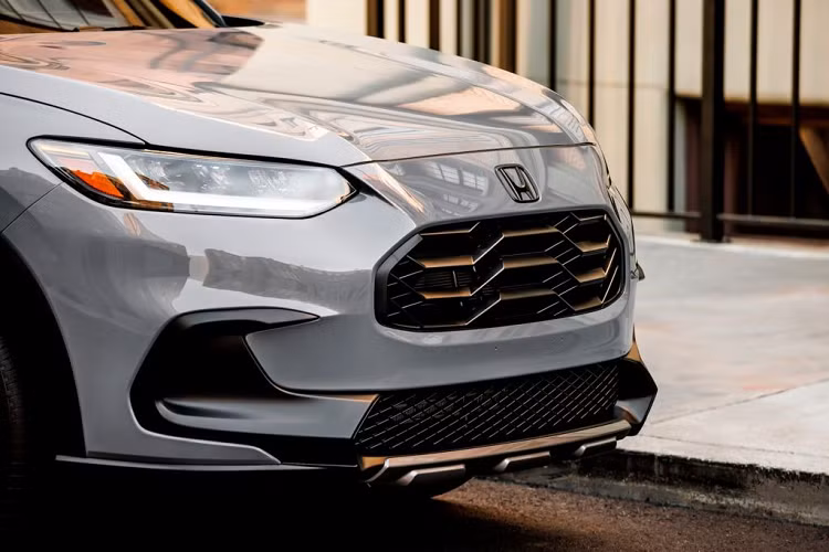 Người dùng sẽ được trải nghiệm khoang nội thất hiện đại với cụm đồng hồ đo kỹ thuật số 7 inch và hệ thống thông tin giải trí 7 inch, hỗ trợ kết nối với Android Auto và Apple CarPlay. Bên cạnh đó, xe còn được trang bị hệ thống âm thanh 4 loa và hệ thống điều hòa tự động.