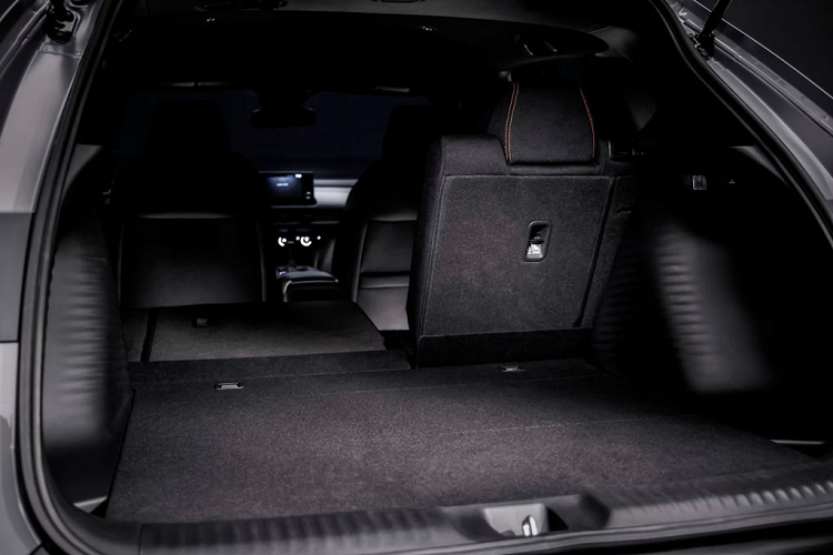 Với mức giá niêm yết 28.200 USD (tương đương 661 triệu VNĐ), khoang cabin của xe được bổ sung thêm nhiều tiện ích hiện đại như: ghế trước bọc da, tích hợp sưởi và chỉnh điện 8 hướng, màn hình giải trí kích thước 9 inch, dàn âm thanh 8 loa với SiriusXM và HD Radio, điều hòa tự động 2 vùng và đèn viền nội thất quanh xe…