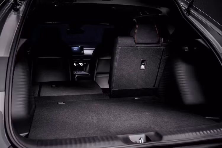 Với mức giá niêm yết 28.200 USD (tương đương 661 triệu VNĐ), khoang cabin của xe được bổ sung thêm nhiều tiện ích hiện đại như: ghế trước bọc da, tích hợp sưởi và chỉnh điện 8 hướng, màn hình giải trí kích thước 9 inch, dàn âm thanh 8 loa với SiriusXM và HD Radio, điều hòa tự động 2 vùng và đèn viền nội thất quanh xe…