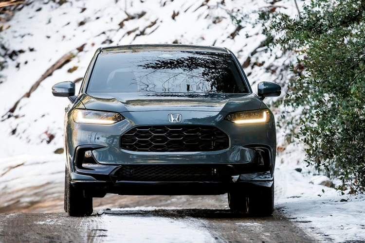 Về ngoại thất, mẫu xe SUV Honda HR-V 2024 sở hữu ngoại hình hầm hố, khác hẳn so với phiên bản đang bán tại Việt Nam. Ở bản LX tiêu chuẩn, xe được trang bị đèn pha LED, đi cùng bộ mâm có kích thước 17 inch.