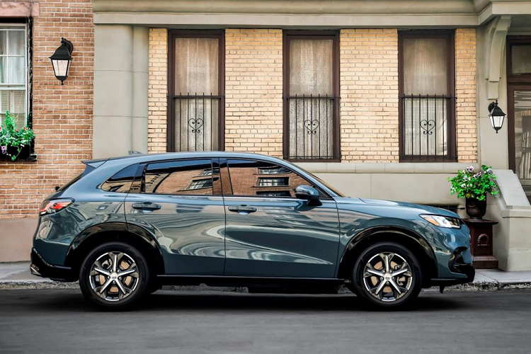 Xe cũng được bổ sung thêm nhiều tính năng hỗ trợ lái an toàn như: khởi động từ xa, hệ thống cảnh báo điểm mù và giám sát phương tiện cắt ngang. Khách hàng mua phiên bản này sẽ phải bỏ ra số tiền khoảng 26.200 USD (tương đương 614 triệu VNĐ).