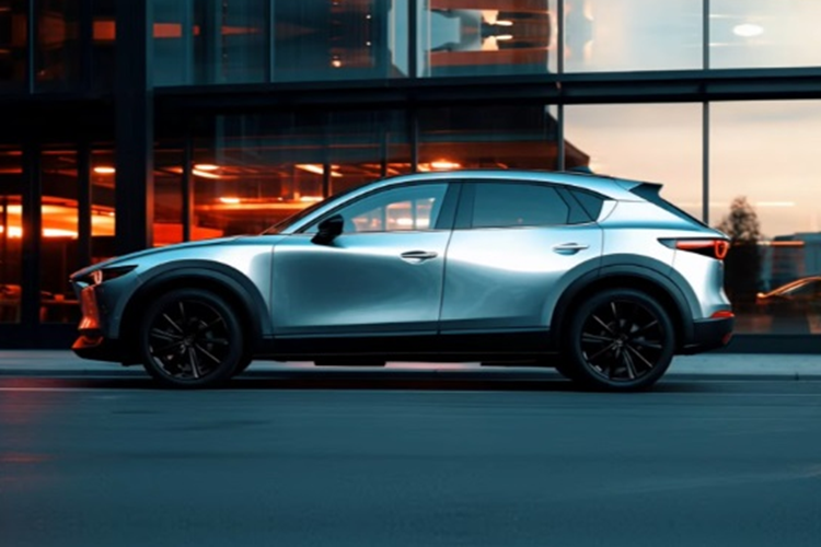 Cụm đèn hậu phía đuôi xe cũng mang dáng vẻ trẻ trung, mềm mại, thể hiện tính thẩm mỹ nhất quán từ trước ra sau xe. Hãng xe Nhật chưa tiết lộ thông tin gì về xe nên có thể mạnh dạn đoán, CX-5 mới không chỉ sử dụng các hệ truyền động tương tự như phiên bản hiện hành mà sẽ được trang bị thêm hệ thống truyền động hybrid, giống như Toyota Corolla Cross.