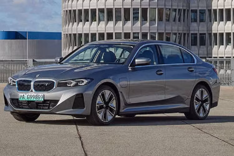 Hồi tháng 1/2023, bản nháp của BMW 3-Series đời mới đã được hãng hé lộ thông qua một mẫu concept có tên Vision Dee. Mẫu xe này mang dáng dấp khá lạ lẫm và tương lai. Không rõ có bao nhiêu phần trăm sẽ được ứng dụng vào bản thương mại.