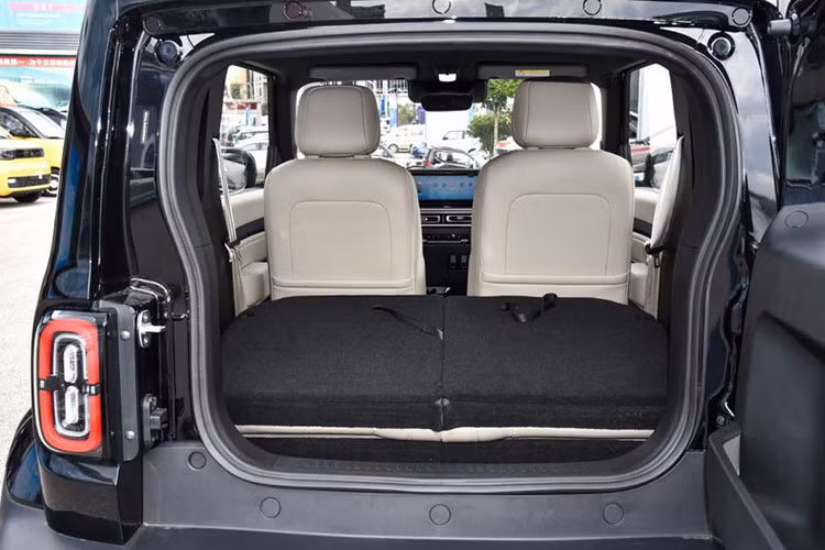 Ngoài ra, xe còn sử dụng vô-lăng 3 chấu đa chức năng, kết hợp với màn hình kép 10,25 inch thiết kế xuyên thấu đang được ưa chuộng, các cửa gió điều hòa hình chữ nhật bo tròn, lẫy chuyển số dạng núm xoay tạo cảm giác trẻ trung.