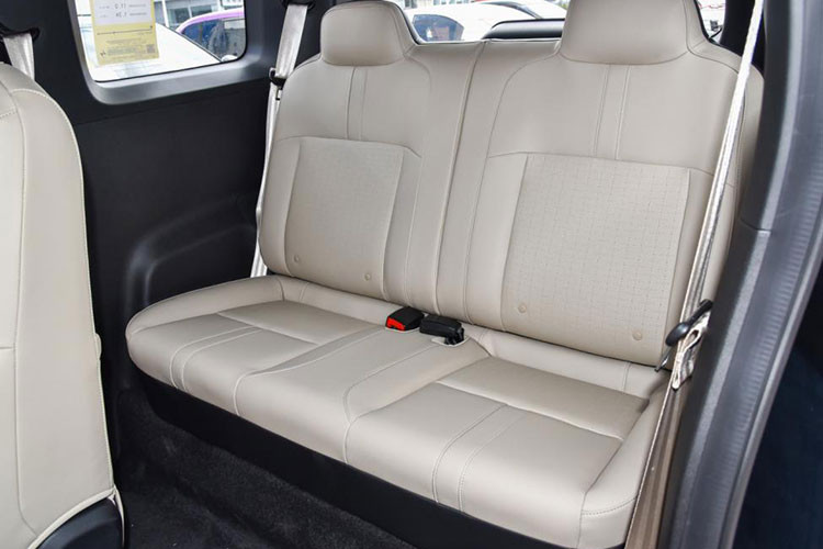 Còn nội thất áp dụng ngôn ngữ thiết kế buồng lái Joy Box mới với việc cung cấp hai cách phối màu nội thất là "self-black" và "monologue" để đáp ứng nhu cầu thẩm mỹ của những người tiêu dùng khác nhau.