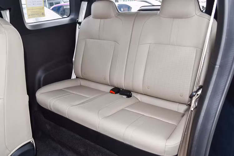 Còn nội thất áp dụng ngôn ngữ thiết kế buồng lái Joy Box mới với việc cung cấp hai cách phối màu nội thất là "self-black" và "monologue" để đáp ứng nhu cầu thẩm mỹ của những người tiêu dùng khác nhau.