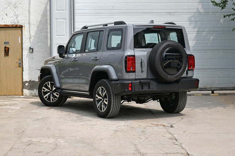 Tank 300 2024 hiện đang là mẫu SUV địa hình "phong cách hầm hố" được ưa chuộng, bên cạnh đó, cũng có một số lượng lớn chủ xe sau khi mua sẽ tân trang lại xe, nhờ đó, giúp Tank 300 2024 tạo thành một văn hóa chơi xe khá độc đáo. Mở cửa bước vào trong khoang lái, chiếc xe Tank 300 2024 vẫn tiếp tục sử dụng toàn bộ phong cách thiết kế hiện có.