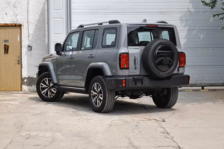 Tank 300 2024 hiện đang là mẫu SUV địa hình "phong cách hầm hố" được ưa chuộng, bên cạnh đó, cũng có một số lượng lớn chủ xe sau khi mua sẽ tân trang lại xe, nhờ đó, giúp Tank 300 2024 tạo thành một văn hóa chơi xe khá độc đáo. Mở cửa bước vào trong khoang lái, chiếc xe Tank 300 2024 vẫn tiếp tục sử dụng toàn bộ phong cách thiết kế hiện có.